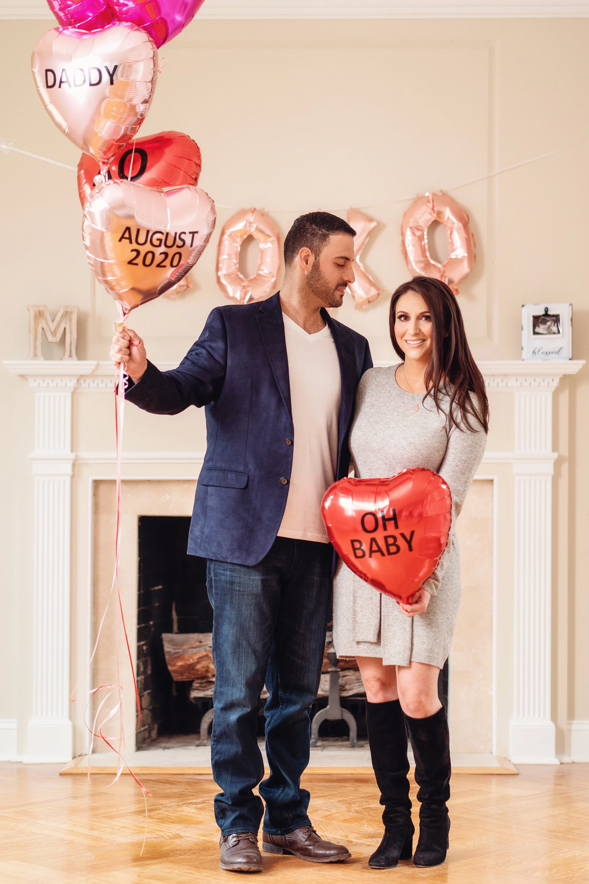 maternity photo of couple holding baloons