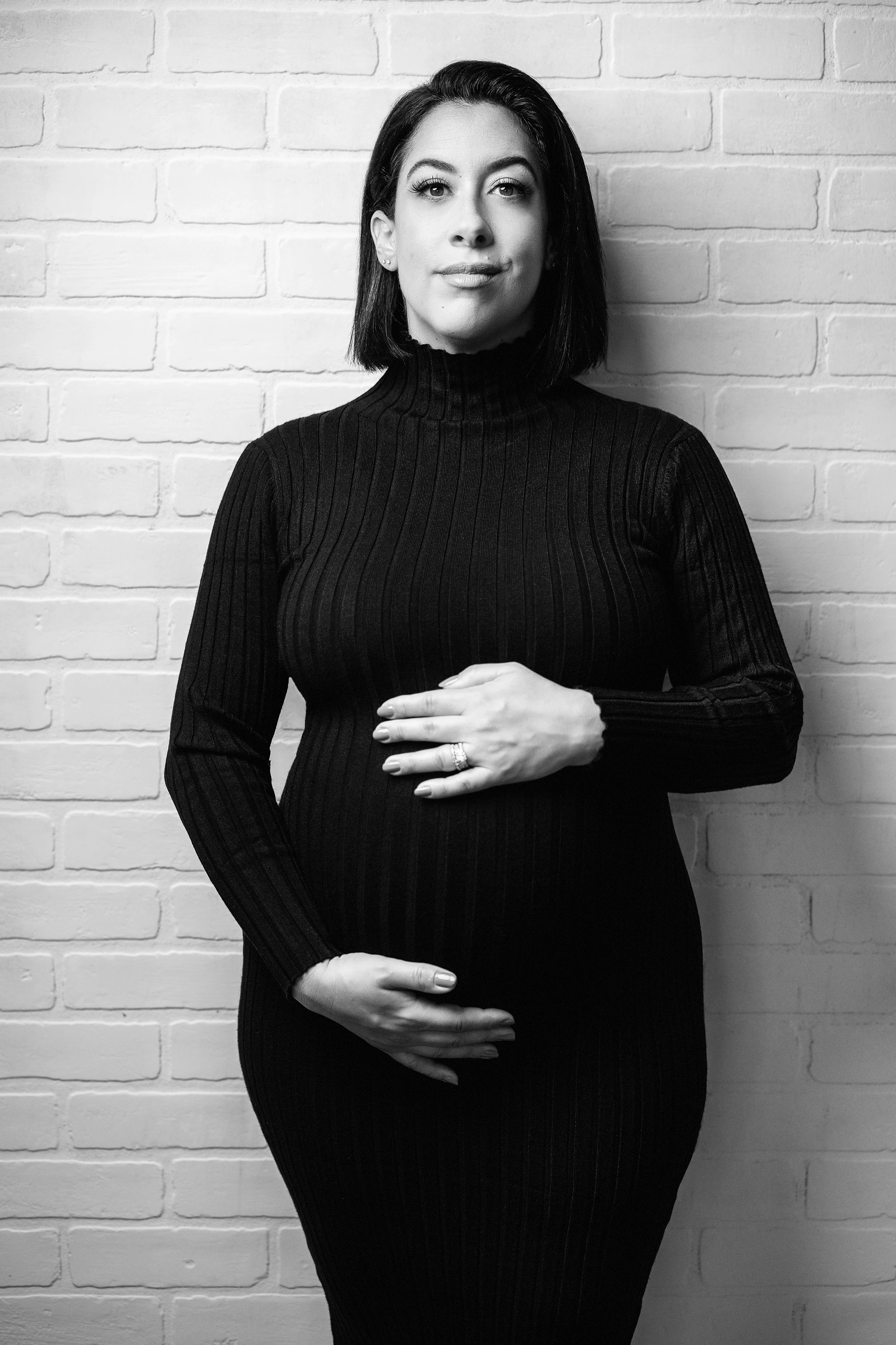 maternity photo of woman in black and white