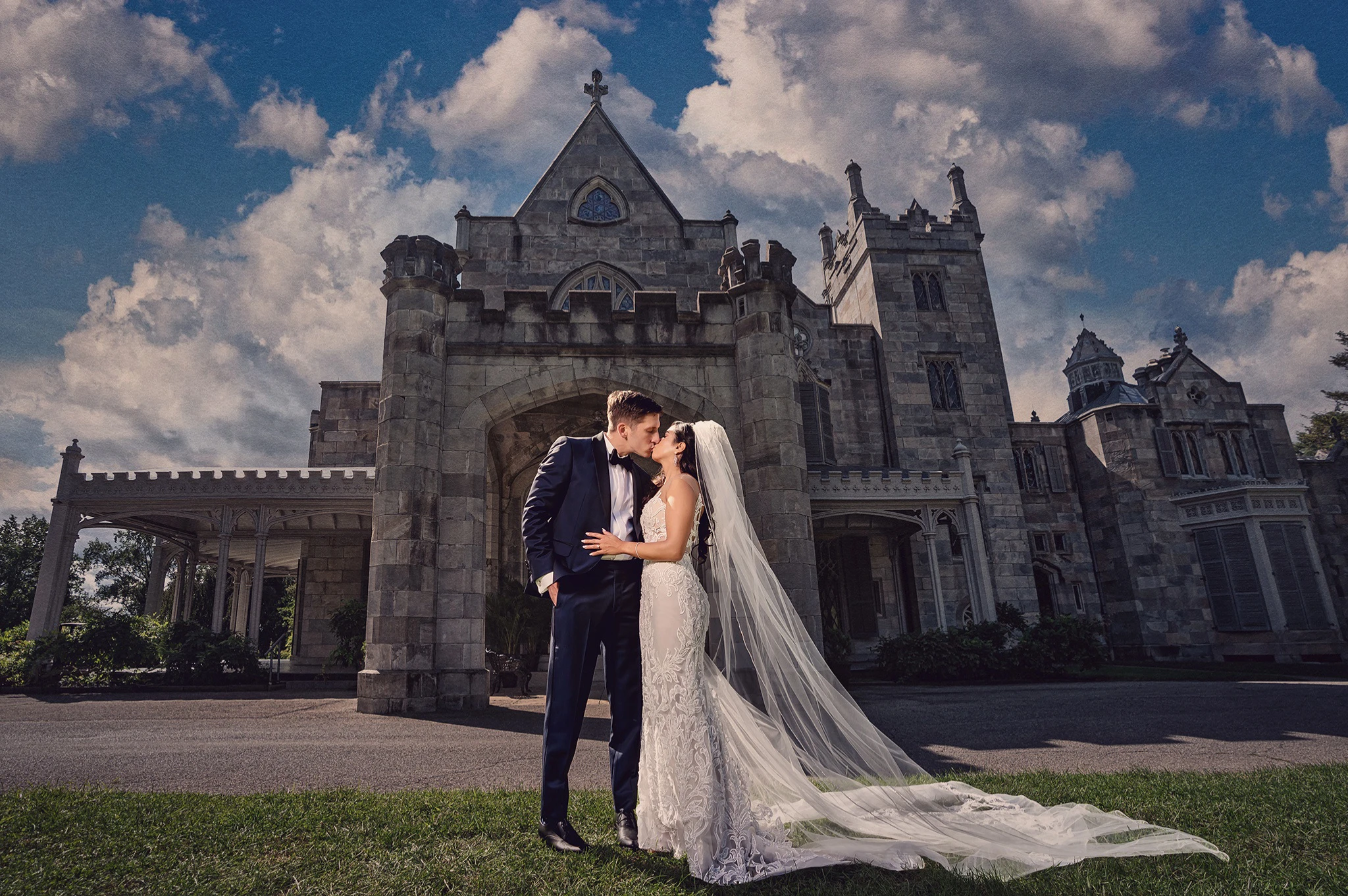 Photo of bride and groom kissing in front of Lyndhurst Mansion